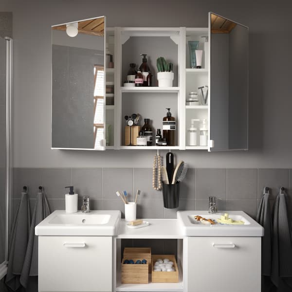 حمام لون رمادي/بلاط رمادي مع وحدة حوض غسل/حوض غسل لون أبيض، وخزانة حائط مع بابين مرآة وأربع مناشف رمادية.