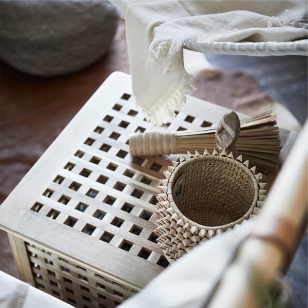 สิ่งของที่มีเอกลักษณ์เฉพาะ เช่น โต๊ะข้าง HOL/โฮล ของอิเกียทำให้ห้องนอนดูมีชีวิตและเป็นธรรมชาติ