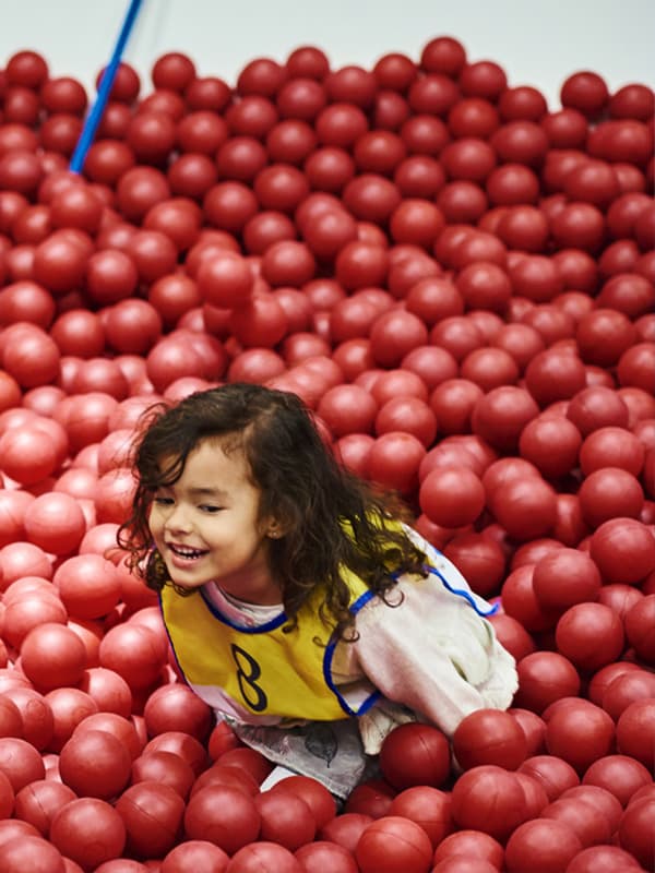 Holčička v dětském koutku