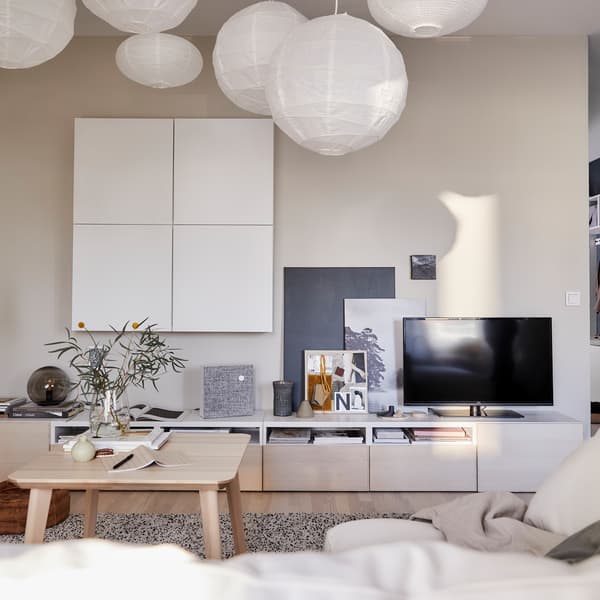 Hold området omkring dit tv ryddeligt med et tv-bord med kabelstyring bagpå, f.eks. IKEA BESTÅ tv-bord i hvid/asketræsfiner.