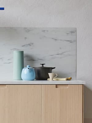 Holzküche mit blauer Teekanne