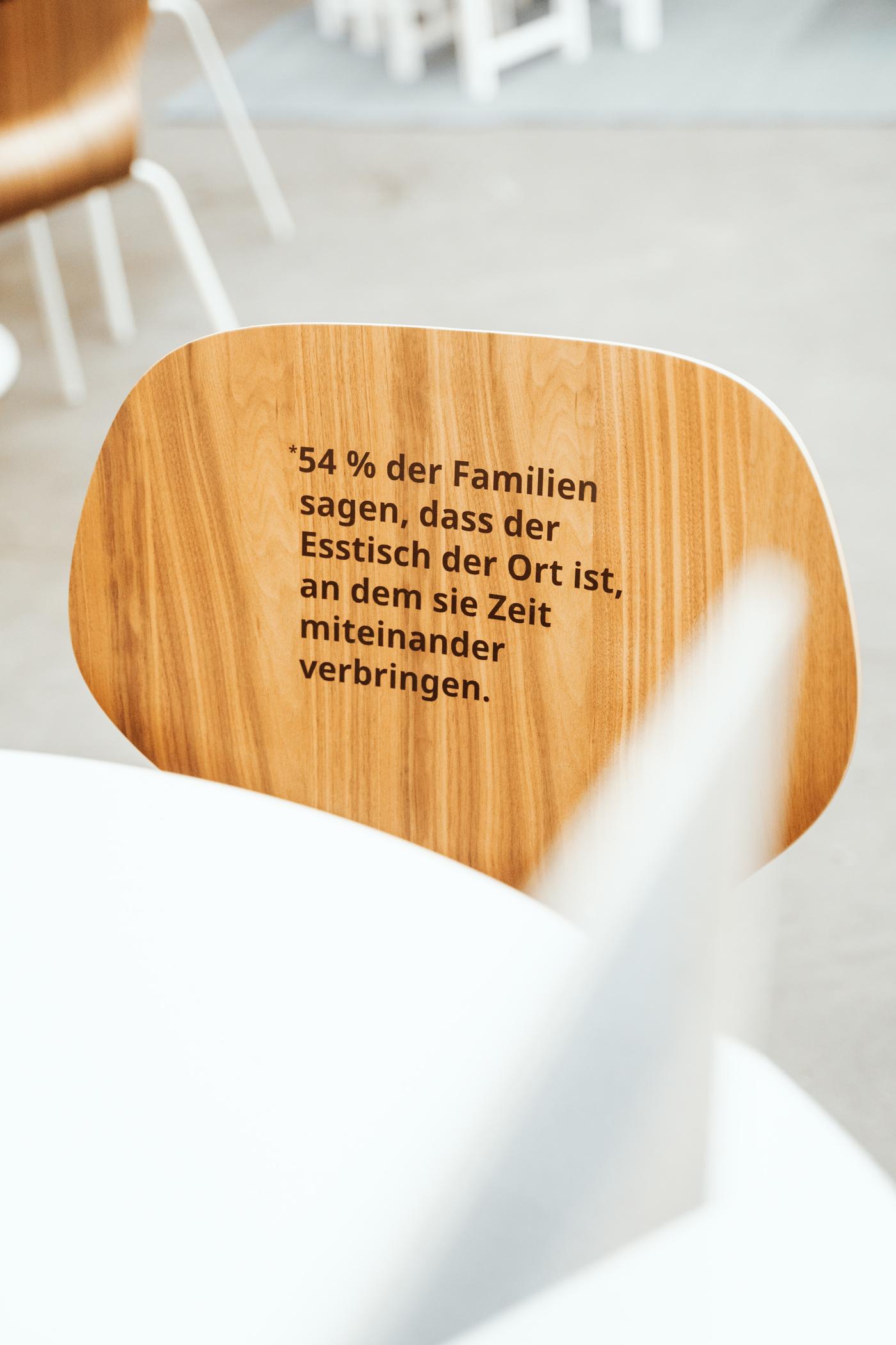 Holzstuhl mit Gravur und Zitat bei der VIENNA DESIGN WEEK 2025 - Teil der IKEA Installation mit Atelier Karasinski.