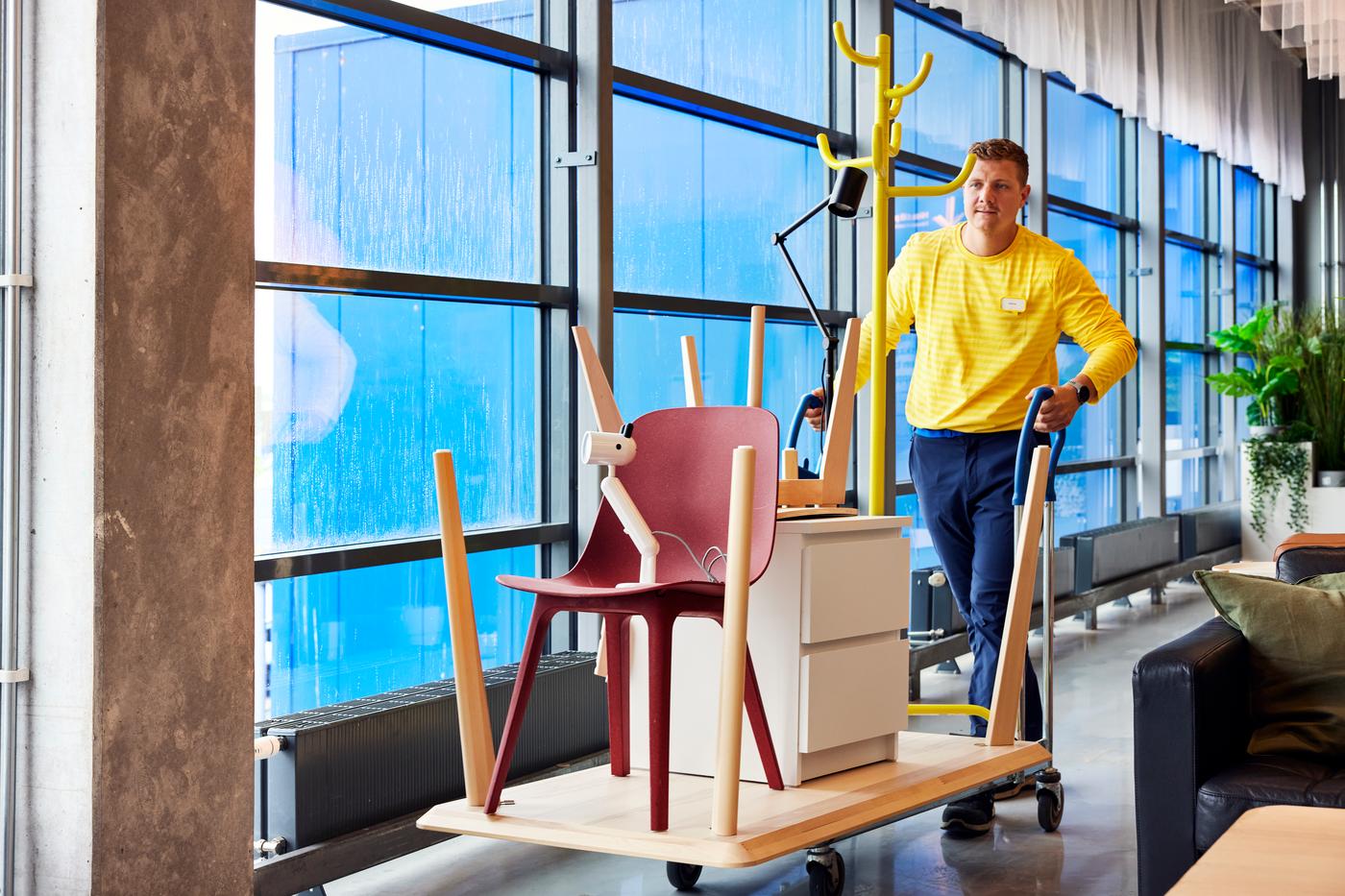 Hombre con carro lleno de muebles de IKEA