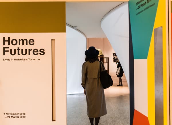 คนๆ หนึ่งกำลังเข้างานนิทรรศการ Home Futures