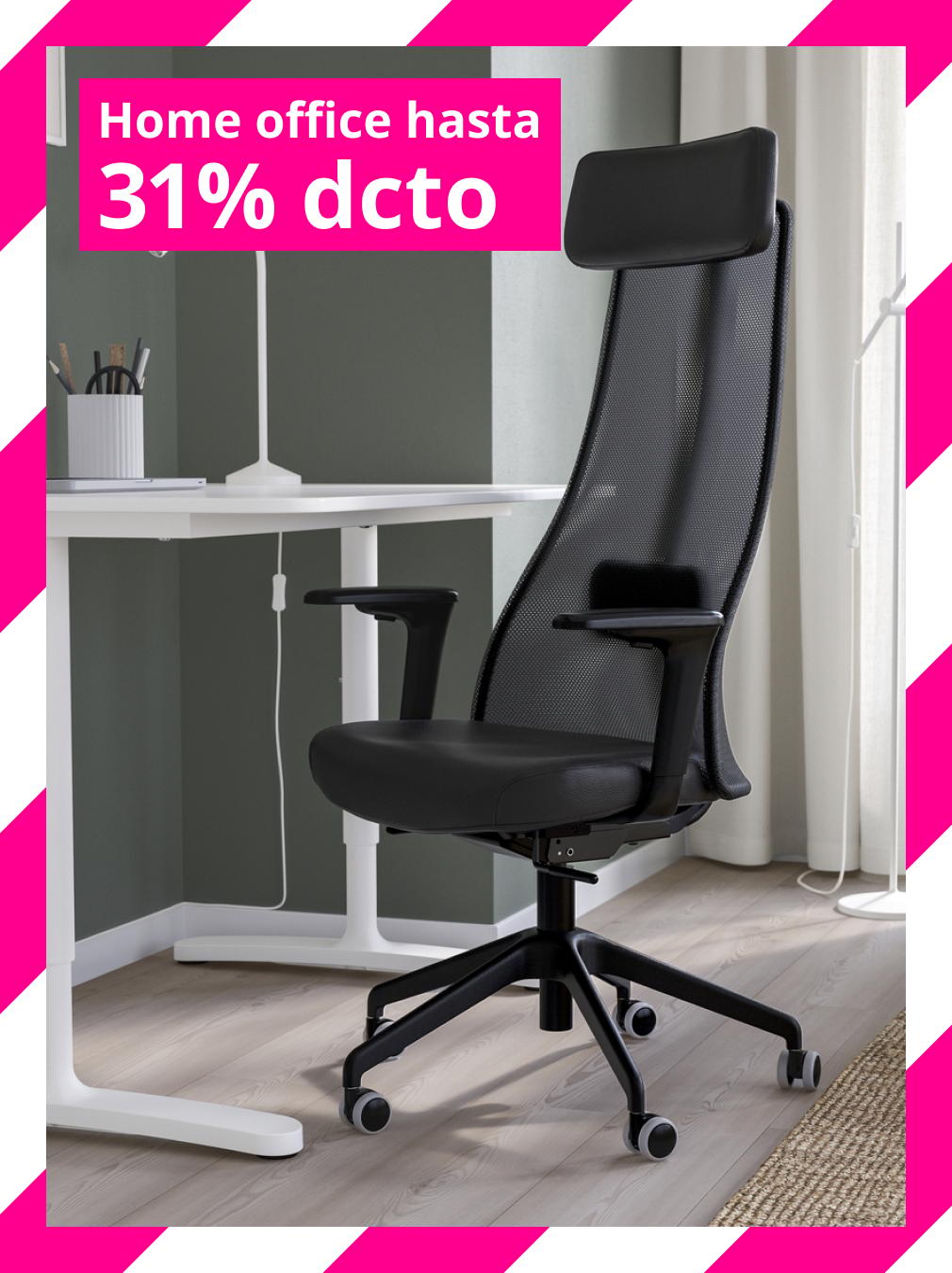 Home office con escritorio blanco y silla ergonómica negra con reposacabezas. Texto: “Home office hasta 31% dcto”.