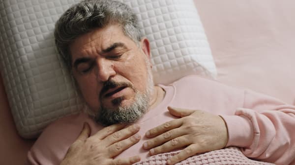 Homem a dormir a sesta
