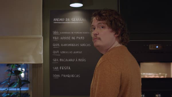 Homem a escrever um plano diário num quadro