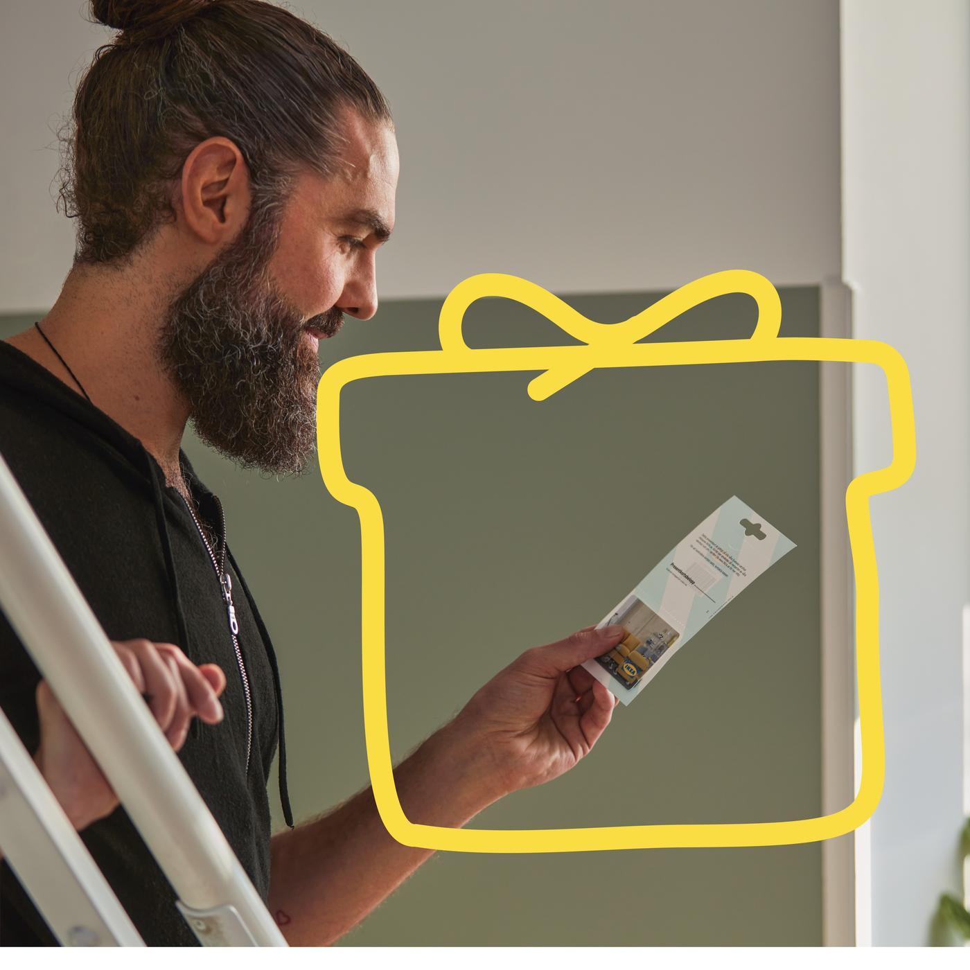 Homme barbu regardant l'étiquette d'un meuble