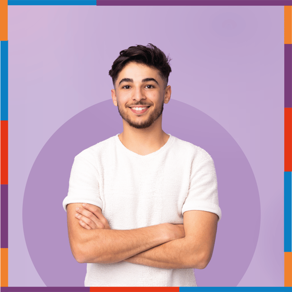 Homme croisant les bras et souriant sur fond violet