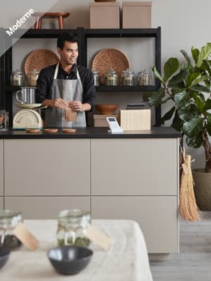 Homme dans sa cuisine