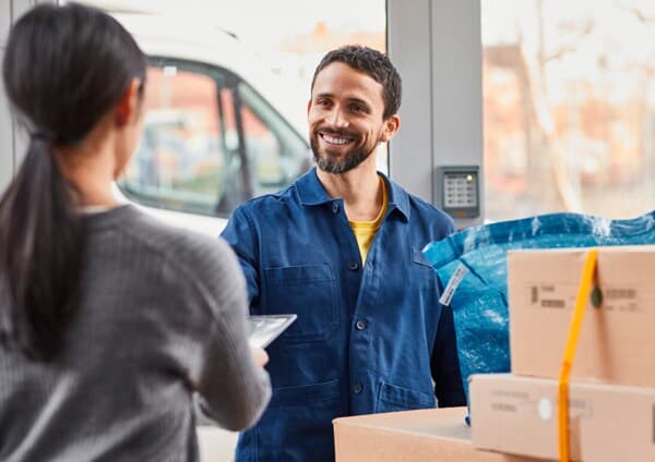 Homme en train de livrer des articles