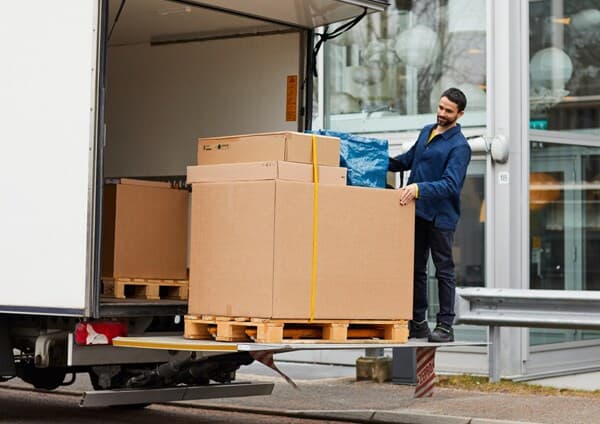 Homme en train de livrer des articles