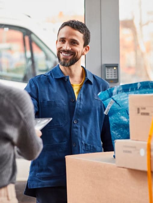 Homme en train de livrer des articles.