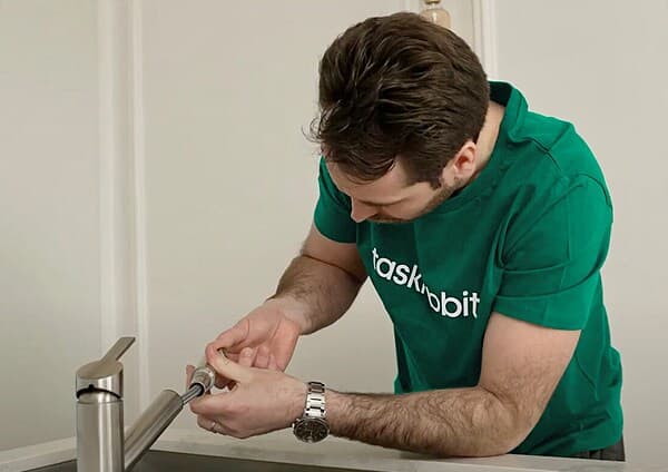 Homme en train de monter des articles IKEA.