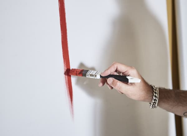 Homme en train de peindre sur une toile faite maison