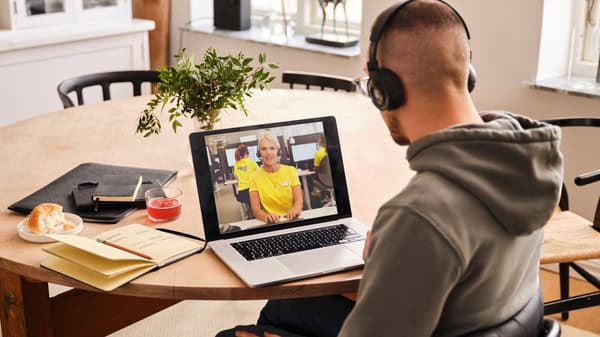 Homme en visioconférence avec un collaborateur IKEA.