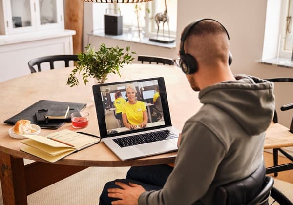 Homme en visioconférence avec une collaboratrice IKEA.