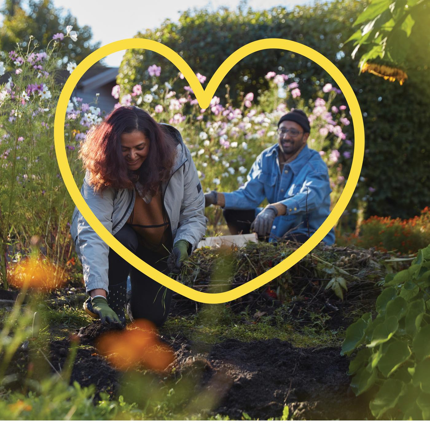 Homme et femme jardinant en souriant