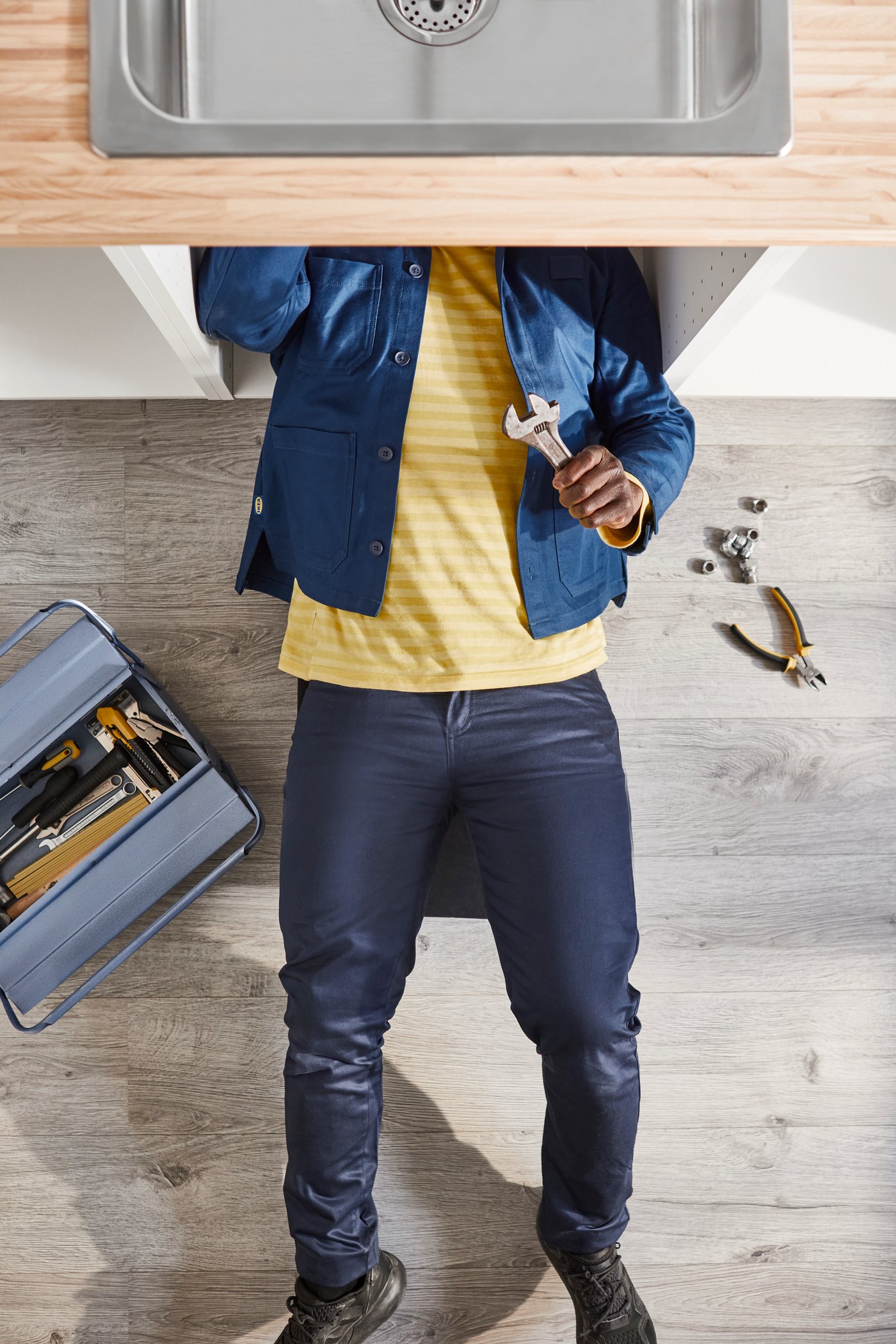 homme qui répare un évier