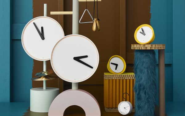 Horloges blanches et jaunes de tailles différentes.