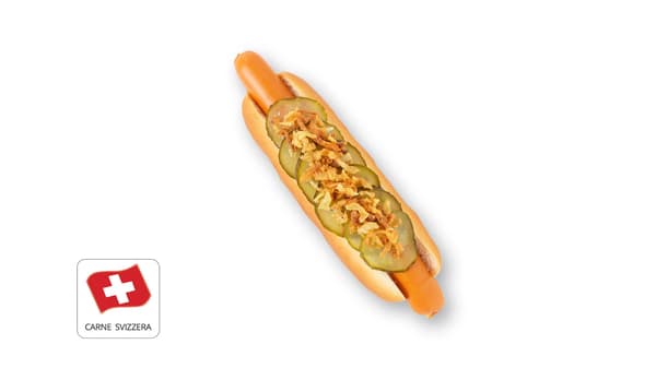 Hot Dog di pollo con cetriolo e cipolle arrostite.