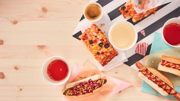 Hot-dog i vege pica posluženi na stolu