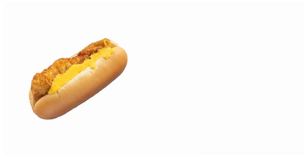 Hot dog s kuřecím stripsem a čedarovou omáčkou 