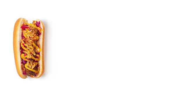 Hot dog s masovými kuličkami, hořčice, zelí, smažená cibule