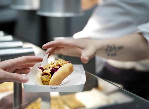 Hot-dog végétarien servi sur un comptoir.