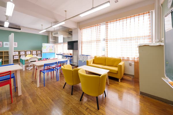 ホッと安心できるリビングのような校内フリースペース