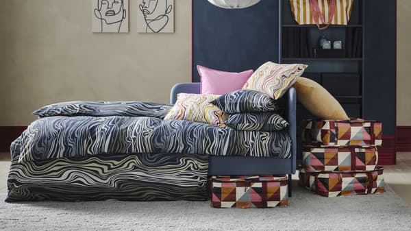 Housse de couette Klippnejlika sur un lit bleu dans une chambre