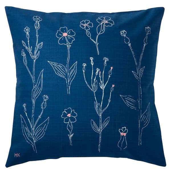 Housse de coussin bleu motifs floraux.