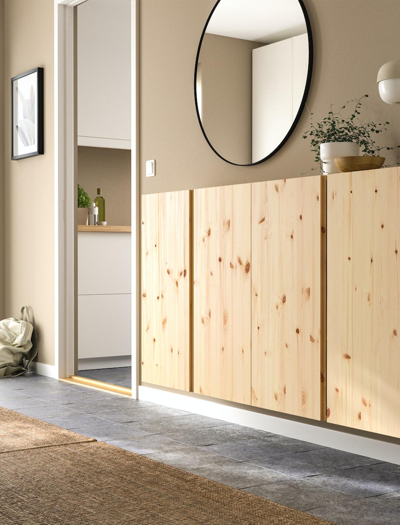 Houten IVAR kasten in een hal met een ronde spiegel erboven