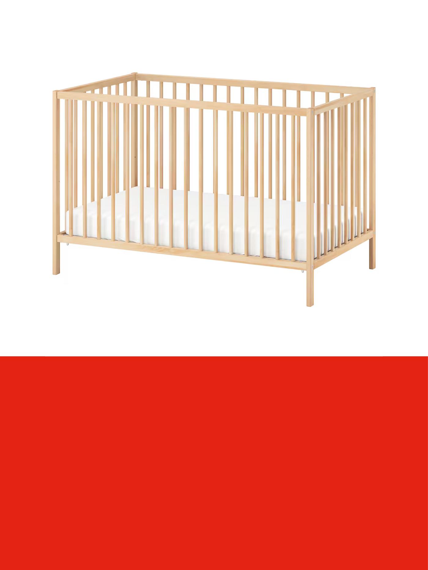 Houten kinderbed met verticale spijlen en een wit matras, afgebeeld tegen een lichte achtergrond boven een rode promotiebanner.
