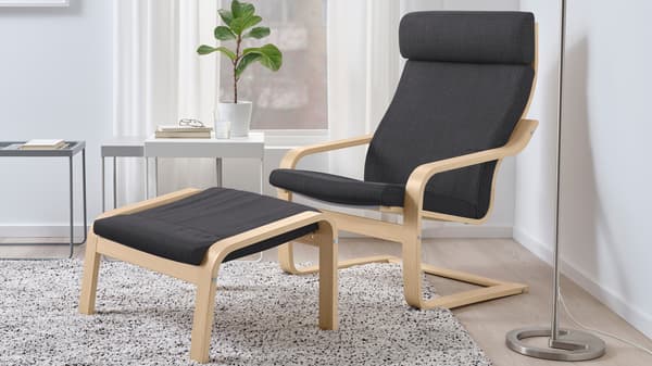 Houten POÄNG fauteuil met zwarte zitkussens