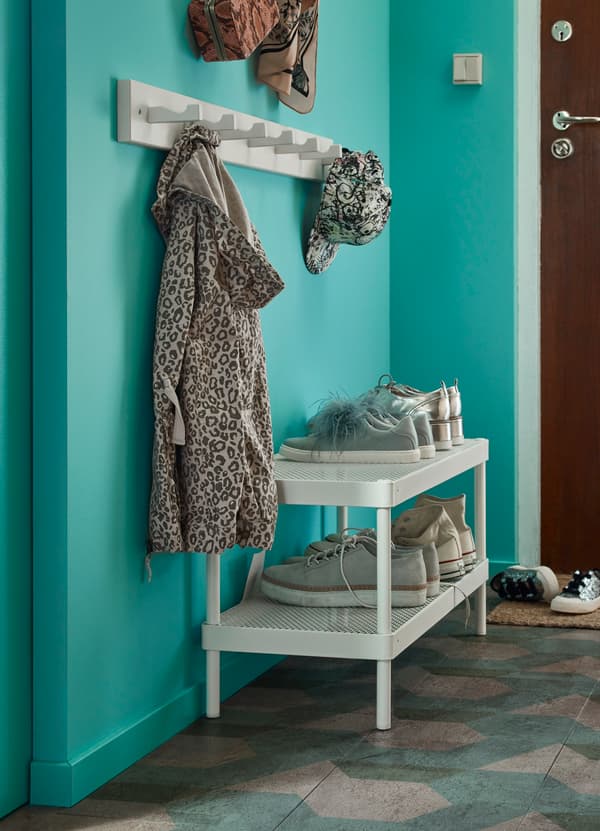 How to decorate small hallways with touches of colour