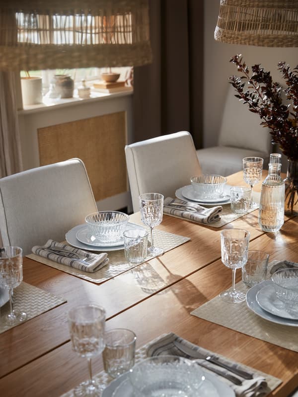 how to decorate the table with glasses
