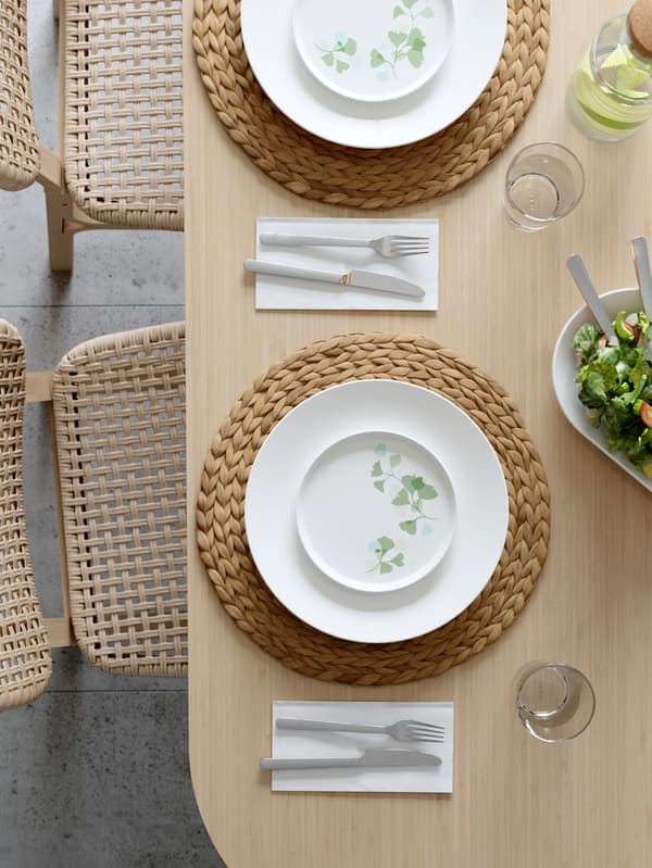 how to decorate the table with placemats
