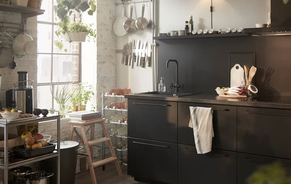 How to design a kitchen in retro dark tones