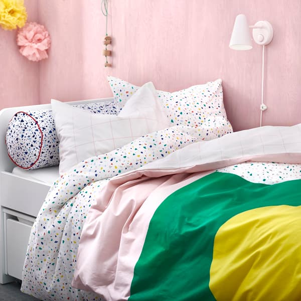 How to dress up a bed with bold colours