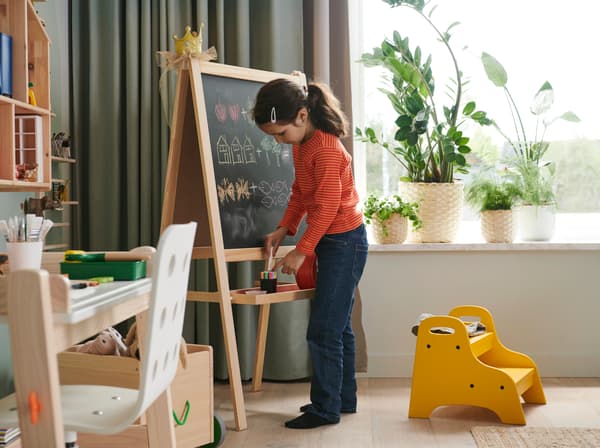 How to entertain children while working from home