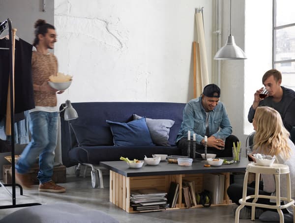 How to prepare your living room for a dinner with friends