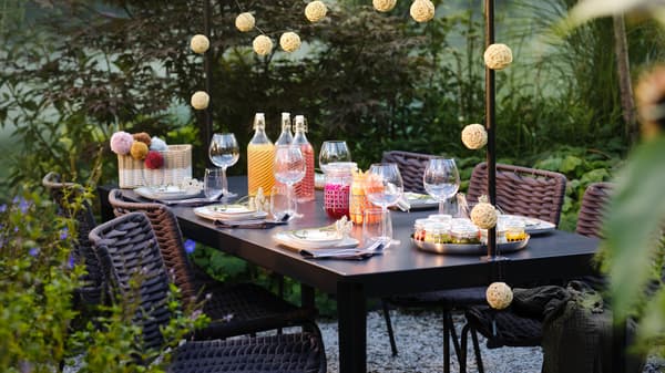 How to set a beautiful summer table with light colours and natural features
