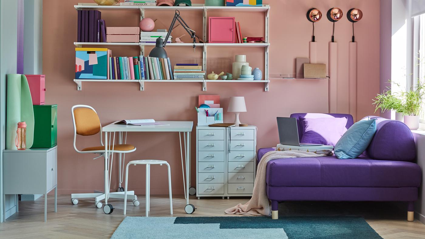 ホワイトのキャスター付きLINNMON/リンモン＆KRILLE/クリレ テーブル、ウォールシェルフ、収納キャビネット、ソファベッドがコーディネートされた小さな家。