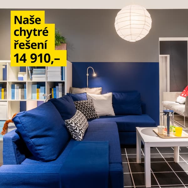 Hravá kombinace obývacího pokoje a dětského hřiště s modrou pohovkou.