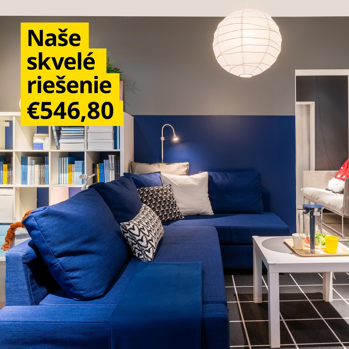 Hravá kombinácia obývacej izby a detskej herne s modrou pohovkou.