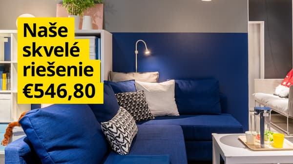 Hravá kombinácia obývacej izby a detskej herne s modrou pohovkou.