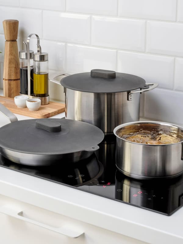 Hrniec a panvica s pokrievkami KLOCKREN na indukčnej varnej doske.