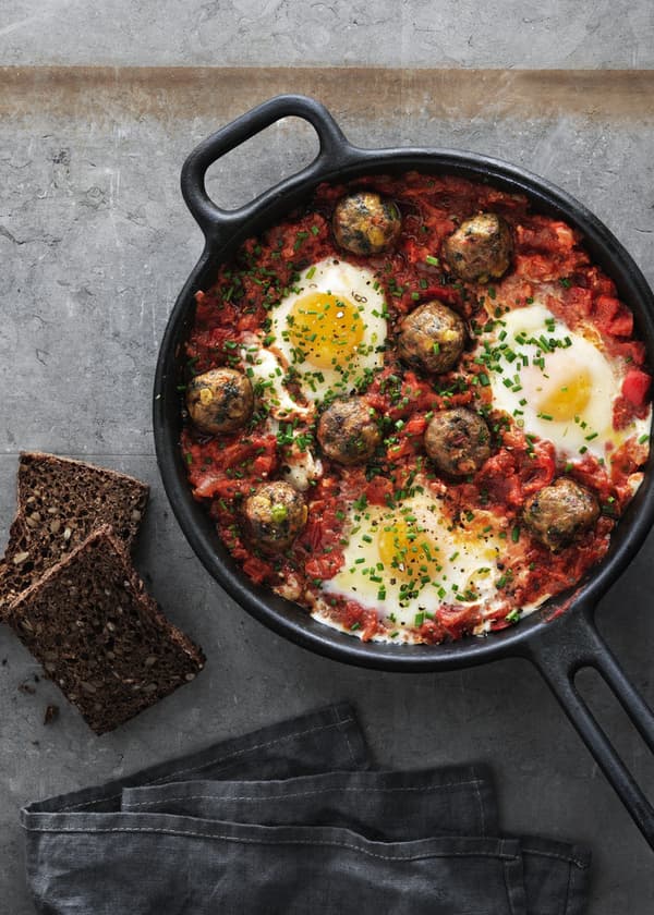 Huevos rancheros so zeleninovými guľôčkami.