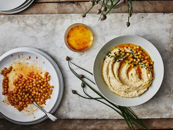 Humus zo žltého hrášku s olejom Kimchi.